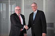 Faurecia-Chef Patrick Koller (l.) und ZF-Vorstandsvorsitzender Dr. Stefan Sommer besiegeln die strategische Partnerschaft beider Unternehmen.  Foto: Auto-Medienportal.Net/ZF